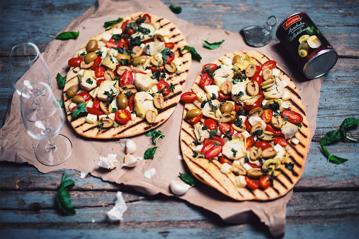 Pizza sur le BBQ avec cœur dartichauts olives et fromage Haloumi