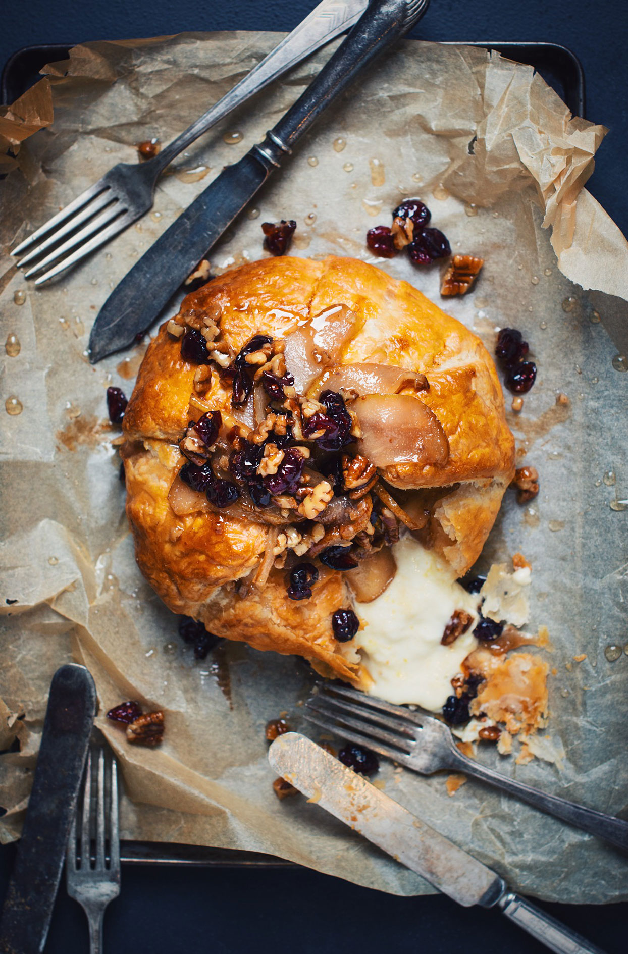 Brie en croûte with caramelized pears and beer