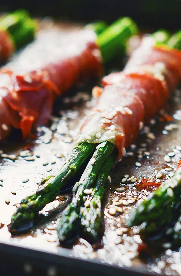 Asparagus and prosciutto rolls with grilled sesame seeds