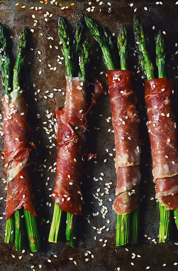 Asparagus and prosciutto rolls with grilled sesame seeds