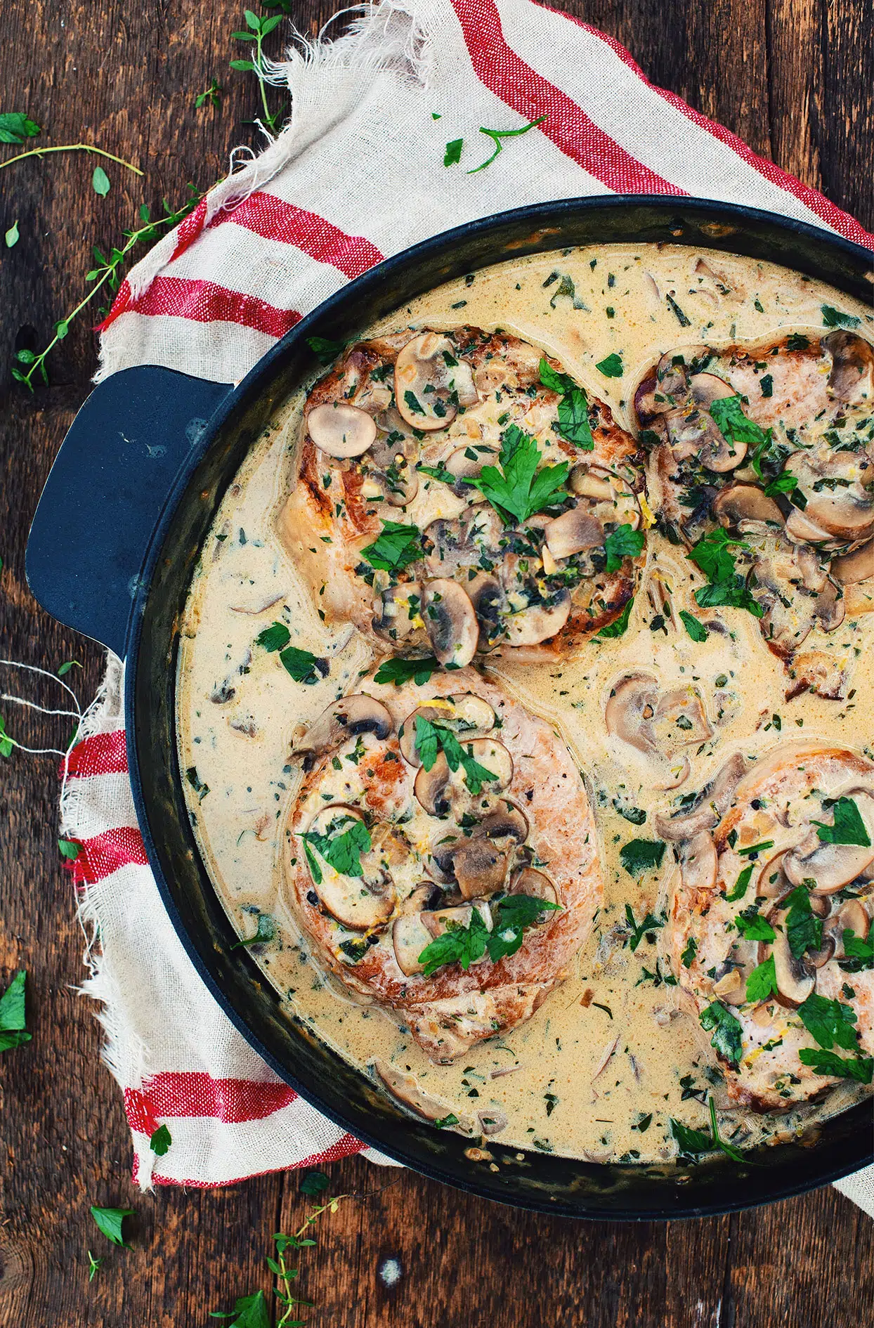 Côtelettes de porc avec sauce crémeuse aux champignons