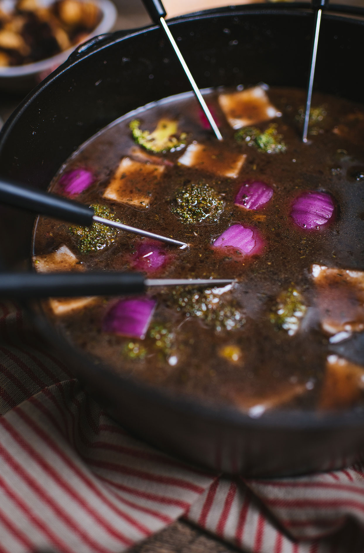 Classic fondue broth with beer and red wine