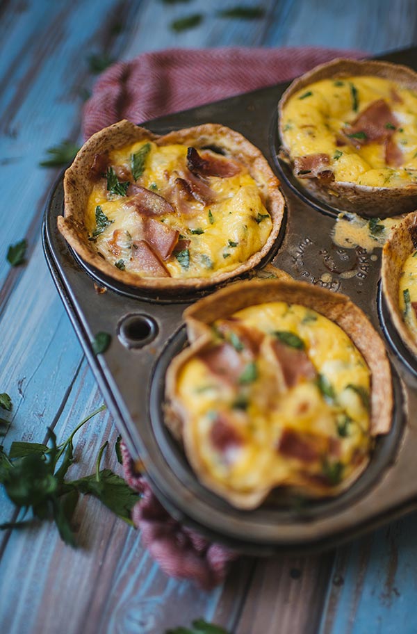 Bols de tortillas aux oeufs, au bacon et au jambon