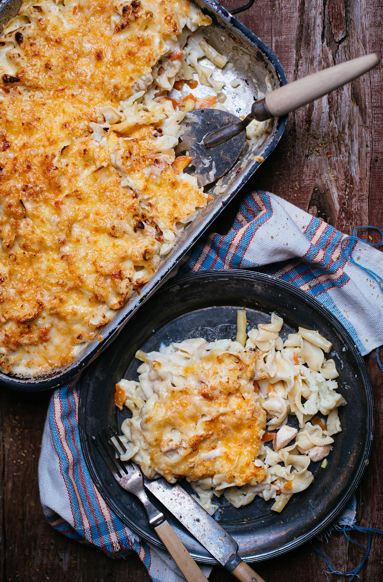 Chicken gratin with egg noodles and vegetable