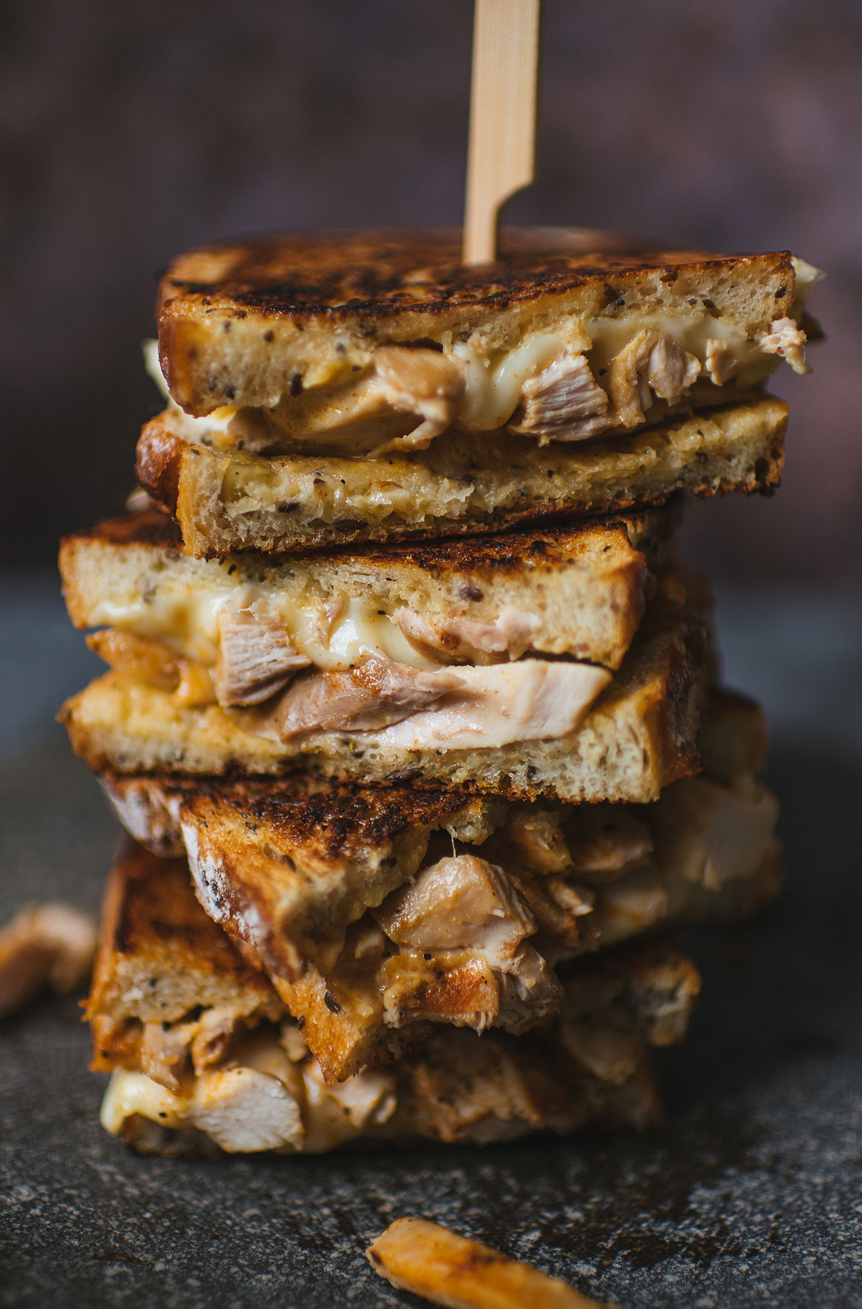 Grilled-cheese au poulet avec fromage haloumi