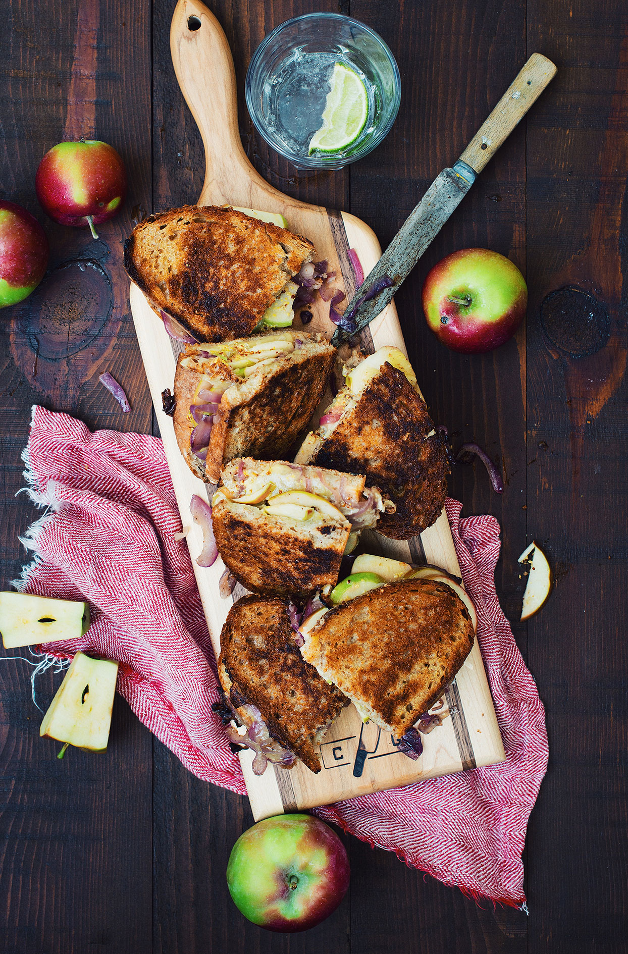 Grilled cheese with apples, Perron Cheddar and caramelized onions