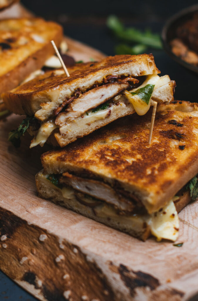 Grilledcheese avec poulet grillé au vinaigre balsamique, fromage brie