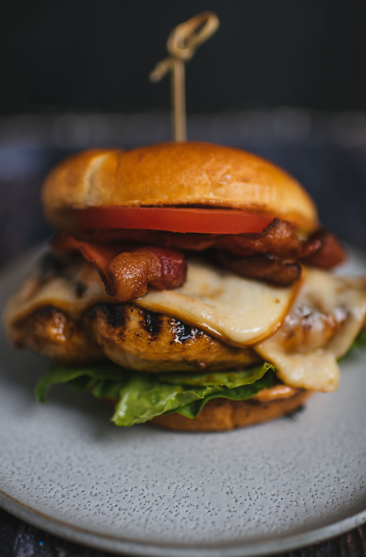 Burger de poitrine de poulet grillée