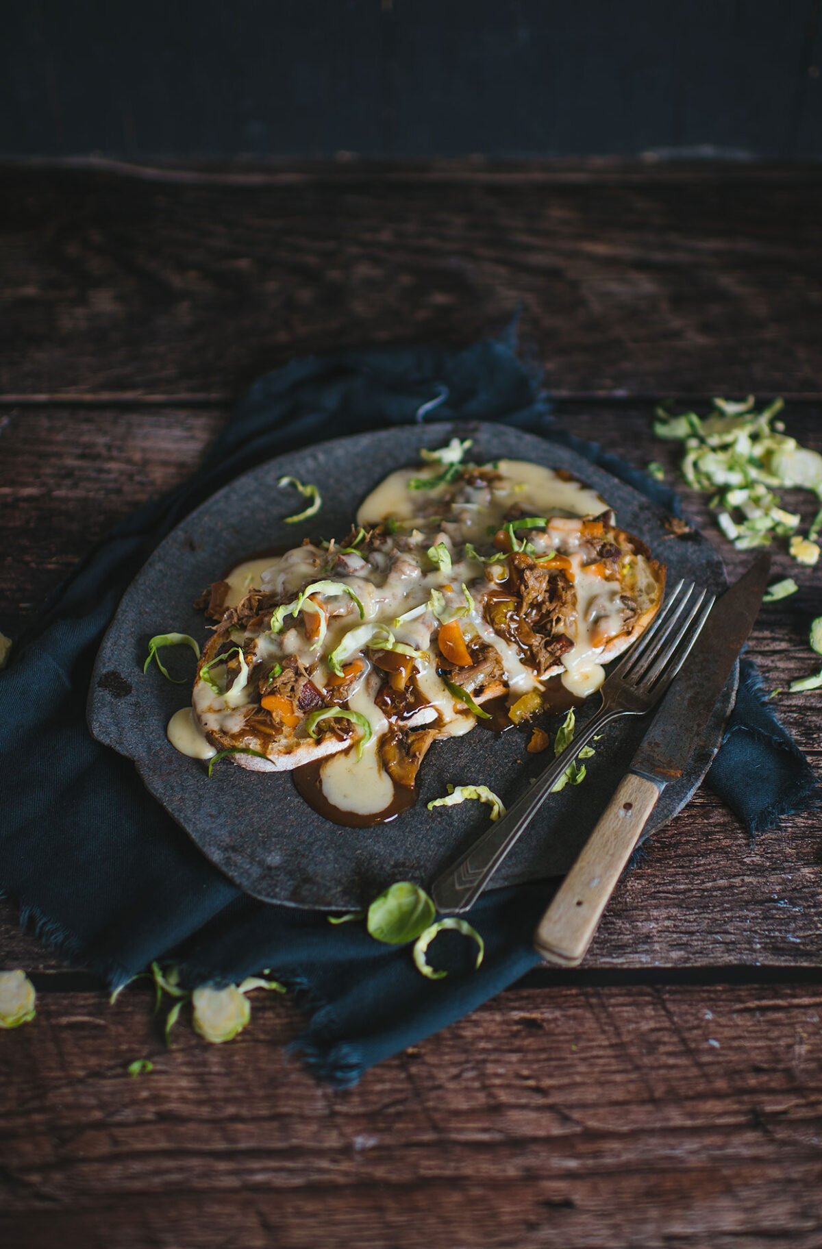 Hot chicken au canard confit, chorizo grillé et fondue au fromage à la