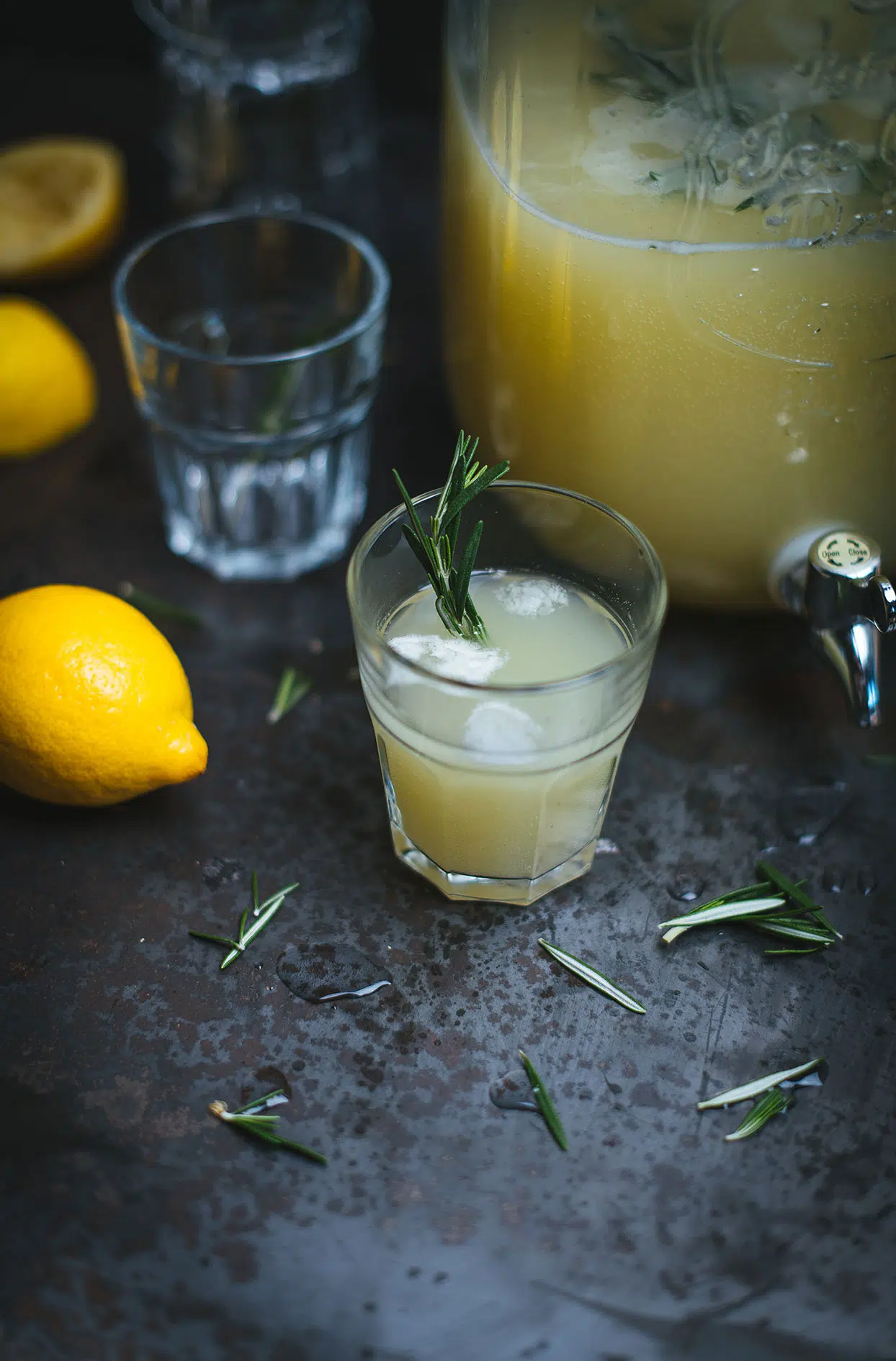 Limonade au gingembre, romarin et gin