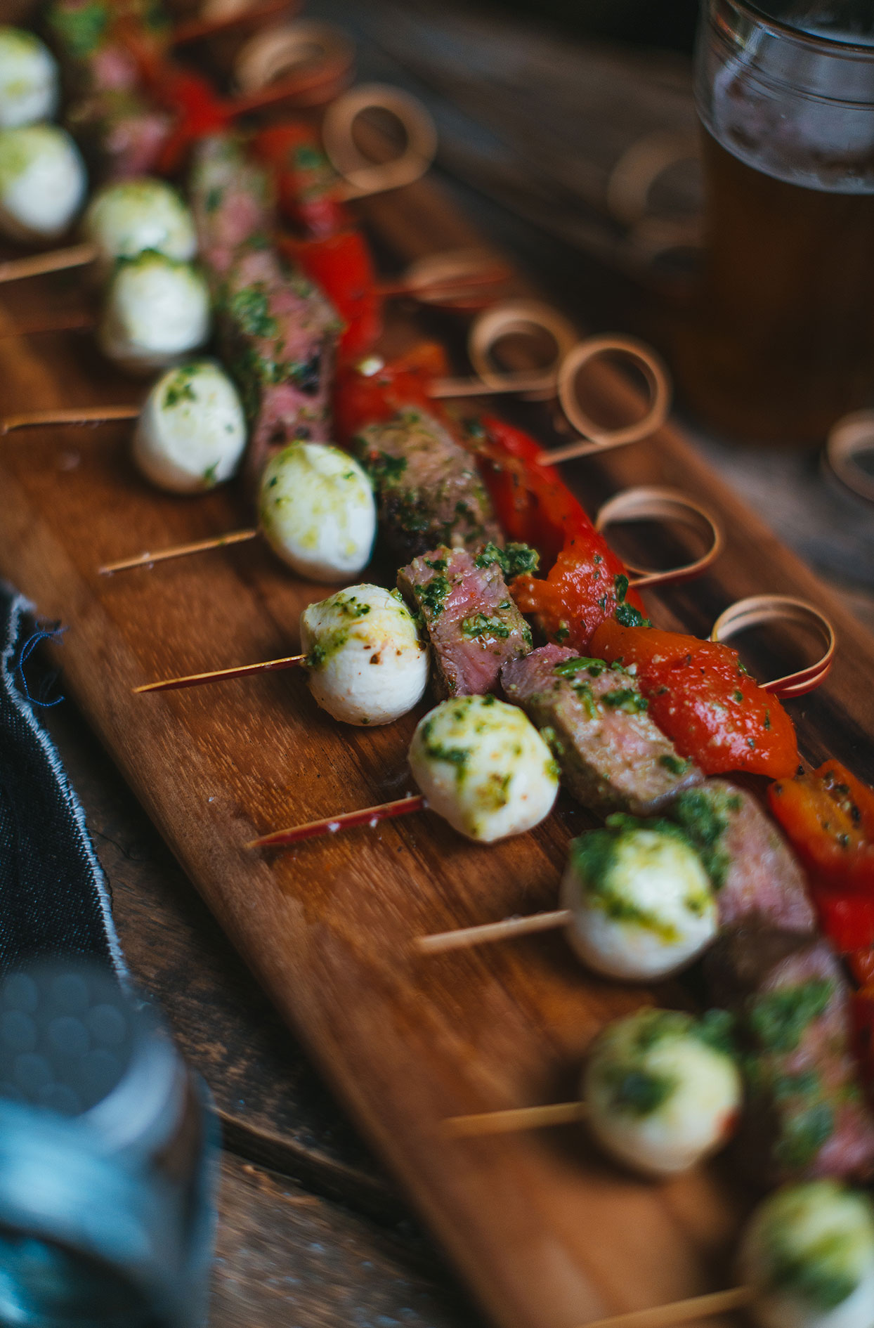 Mini-skewers with sirloin, grilled bell pepper and mozzarella
