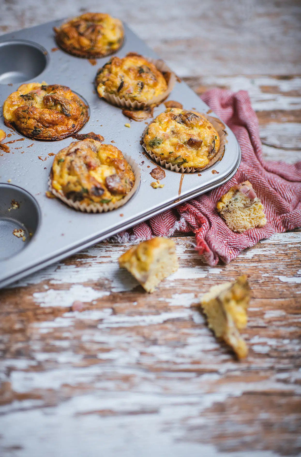 Mini quiches with ham and caramelized onions
