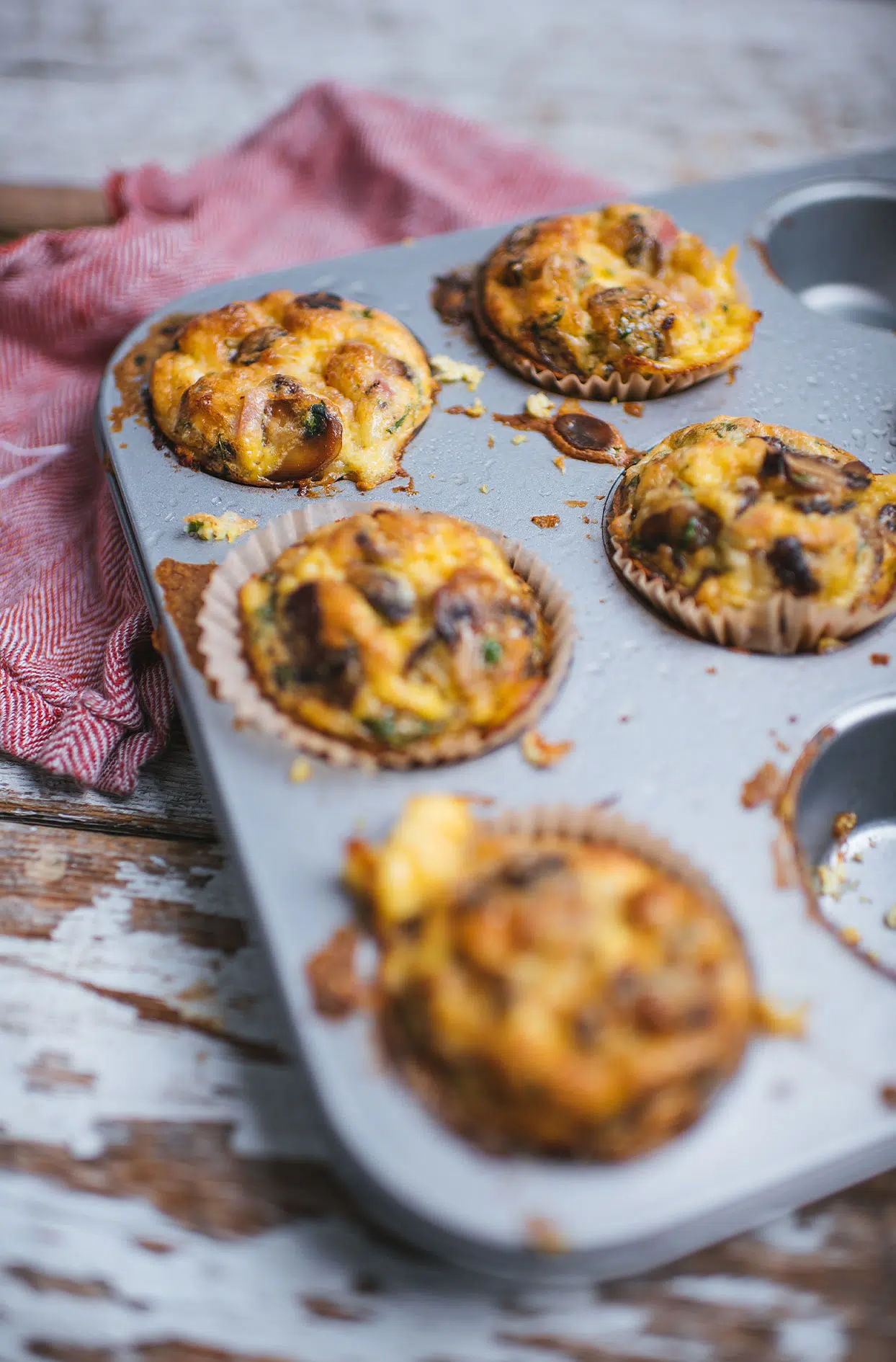 Mini quiches with ham and caramelized onions