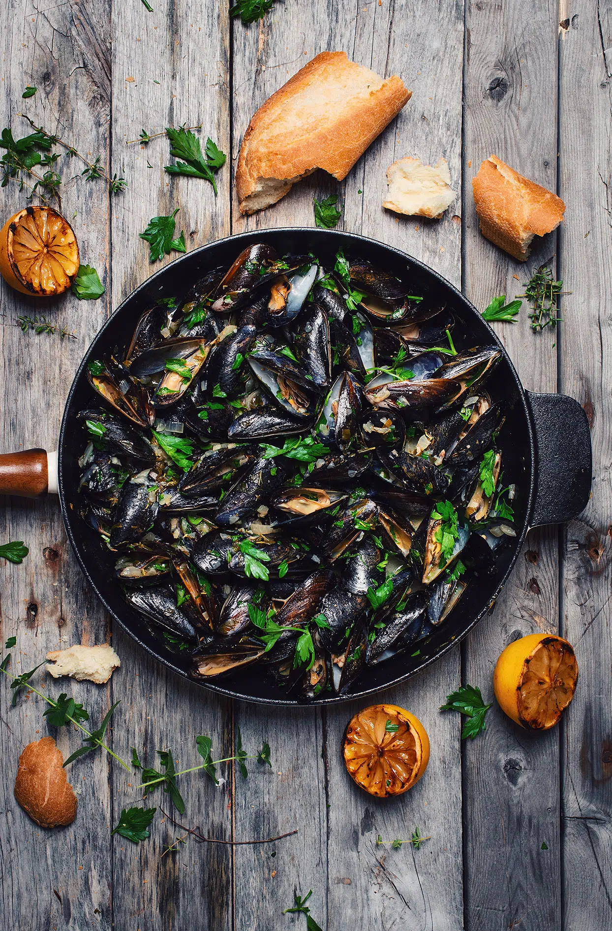 Grilled mussels with IPA beer, lemon and fresh herbs