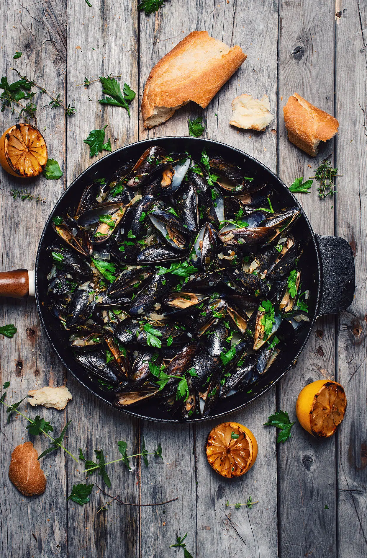 Moules grillées à la bière IPA, au citron et aux fines herbes