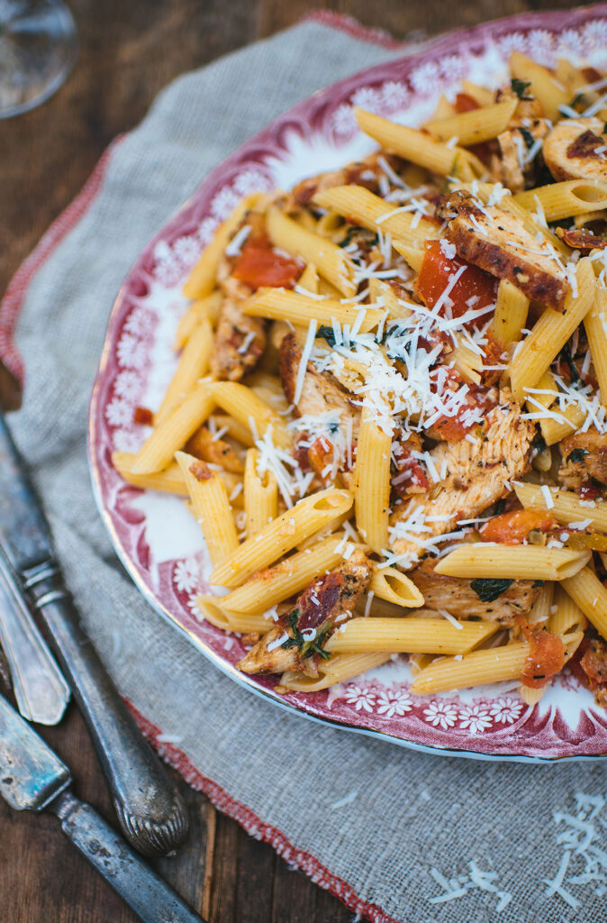 Penne crémeux au poulet, aux épinards et aux tomates séchées