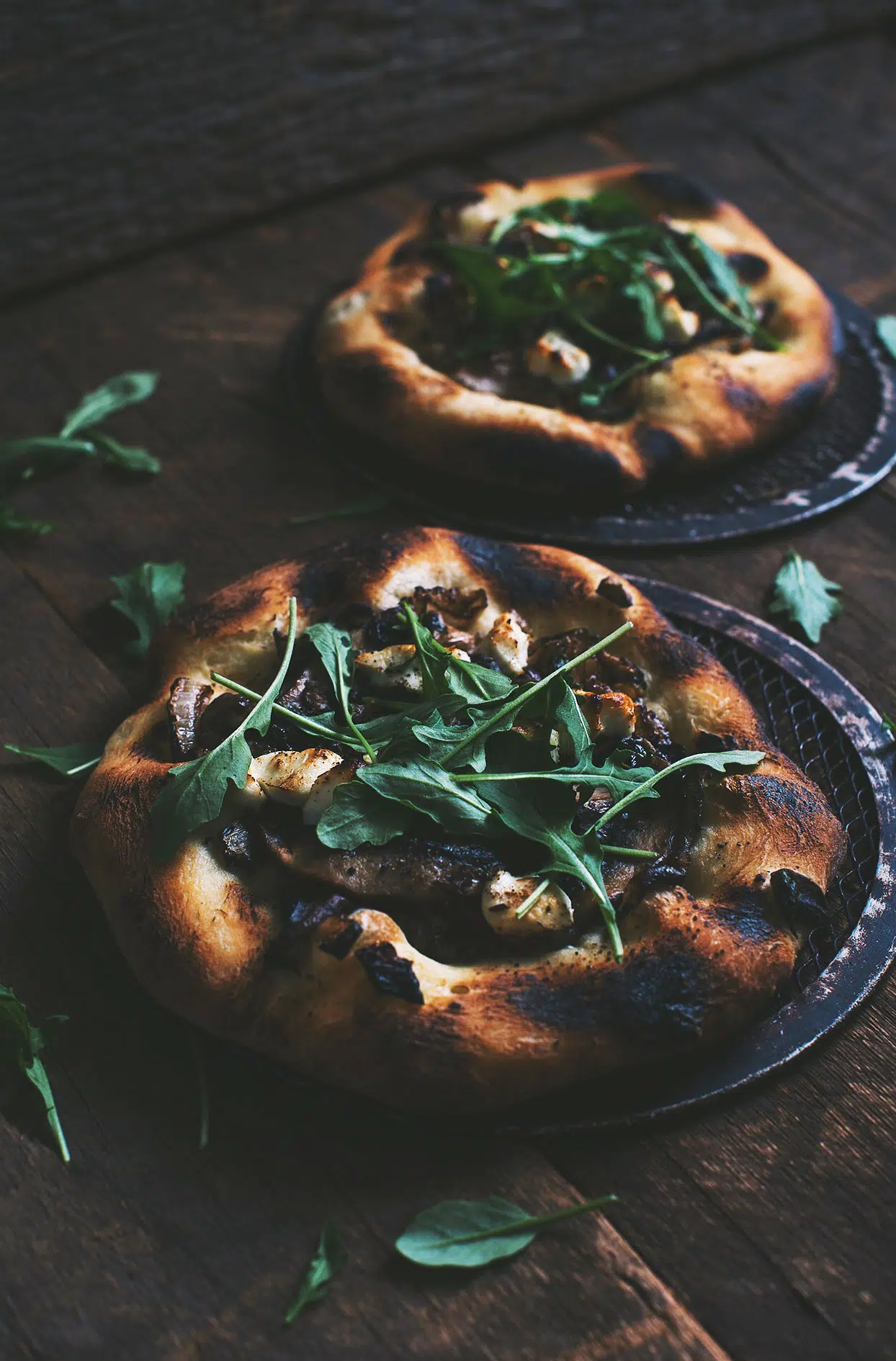 Goat cheese, mushrooms and caramelised onions pizza