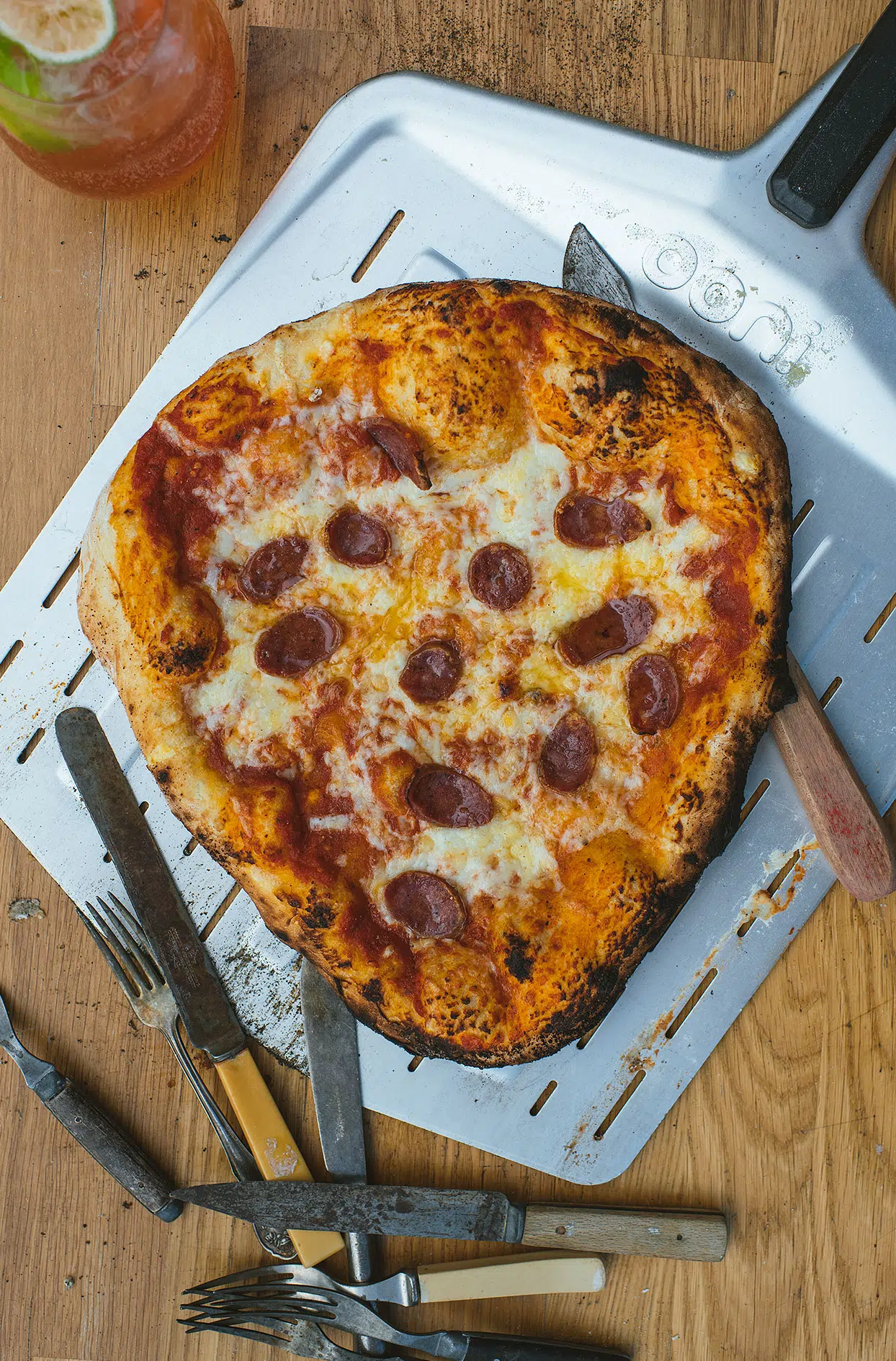 Pizza aux saucissons et au fromage avec sauce aux tomates grillées