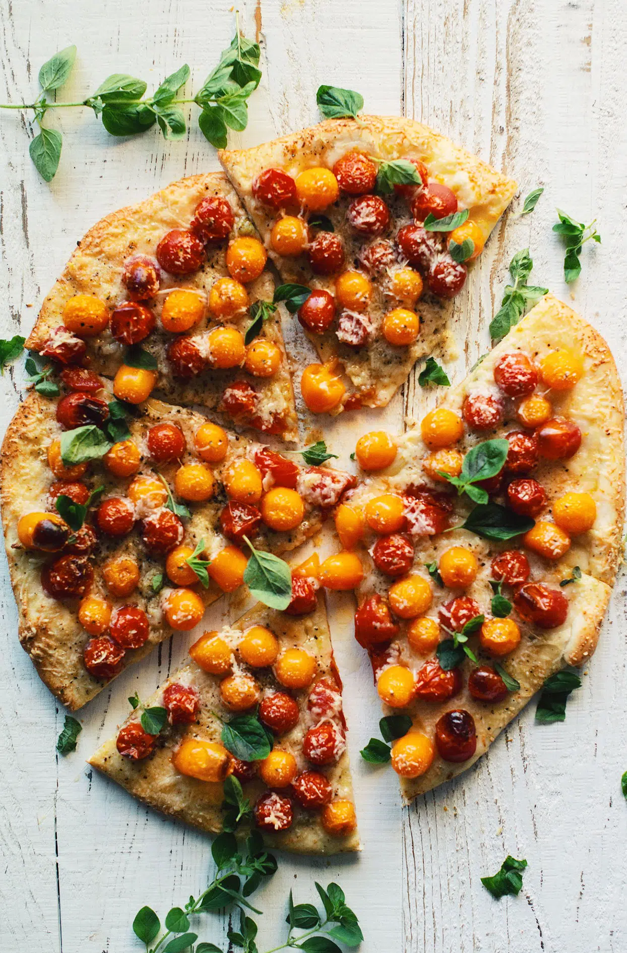 Pizza aux tomates cerises, parmesan et origan frais
