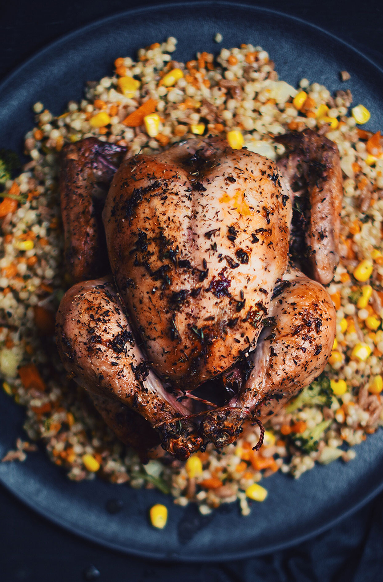 Poulet rôti en crapaudine avec son beurre au citron, à l'ail et fines herbes