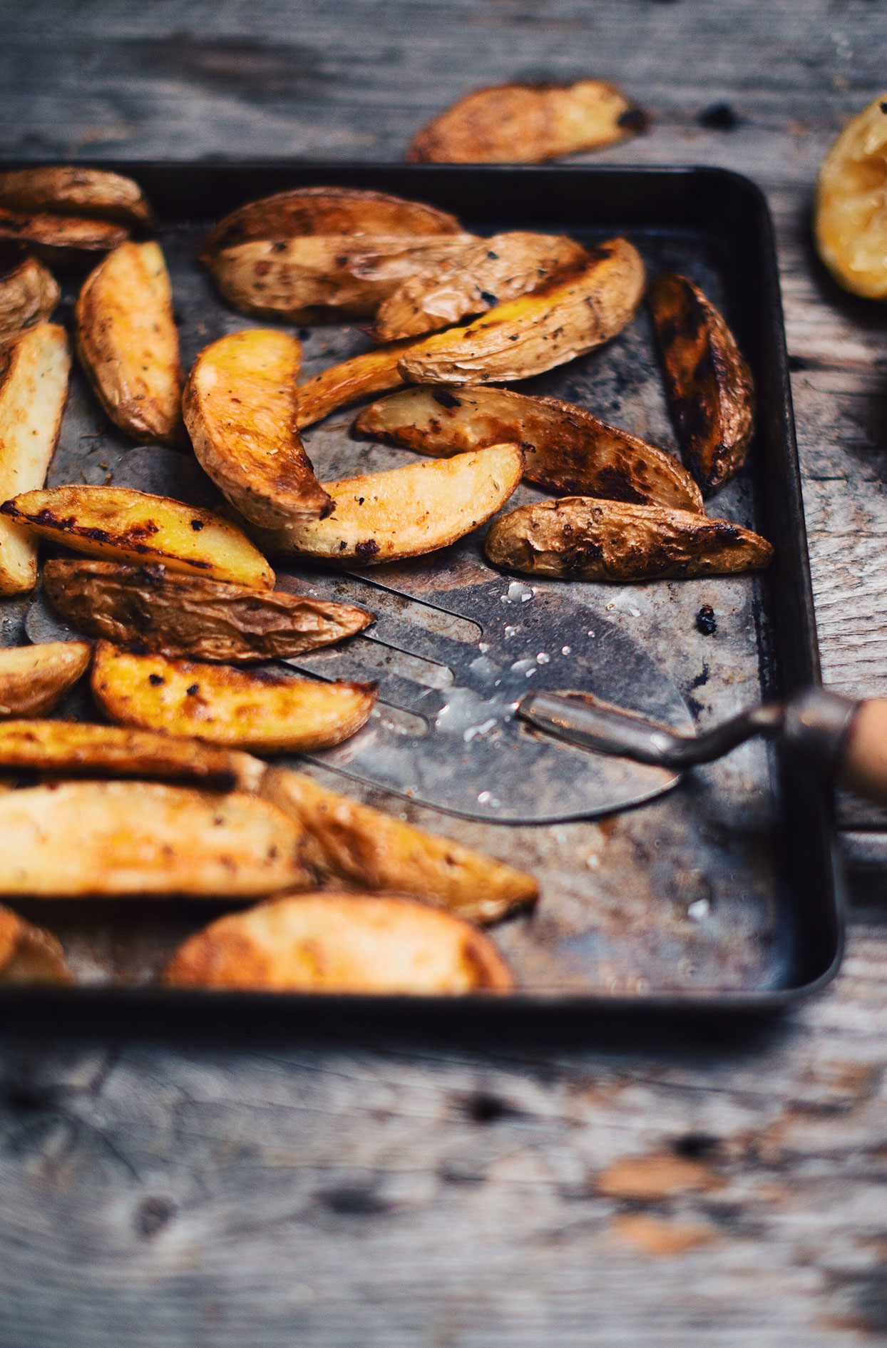 Potato wedges with lemon and garlic