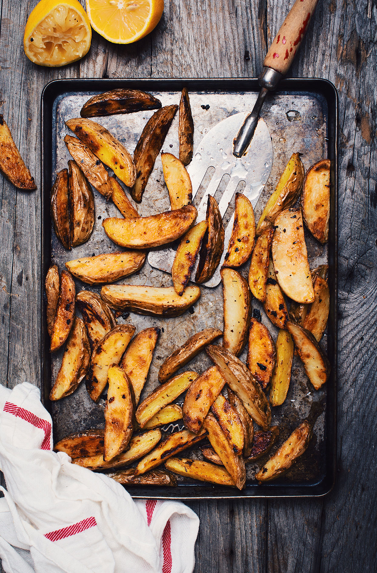 Potato wedges with lemon and garlic