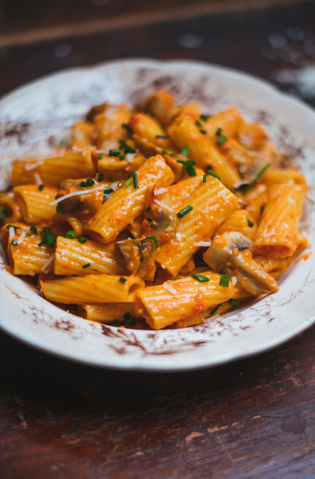 Rigatoni with roasted red pepper puree and mushrooms