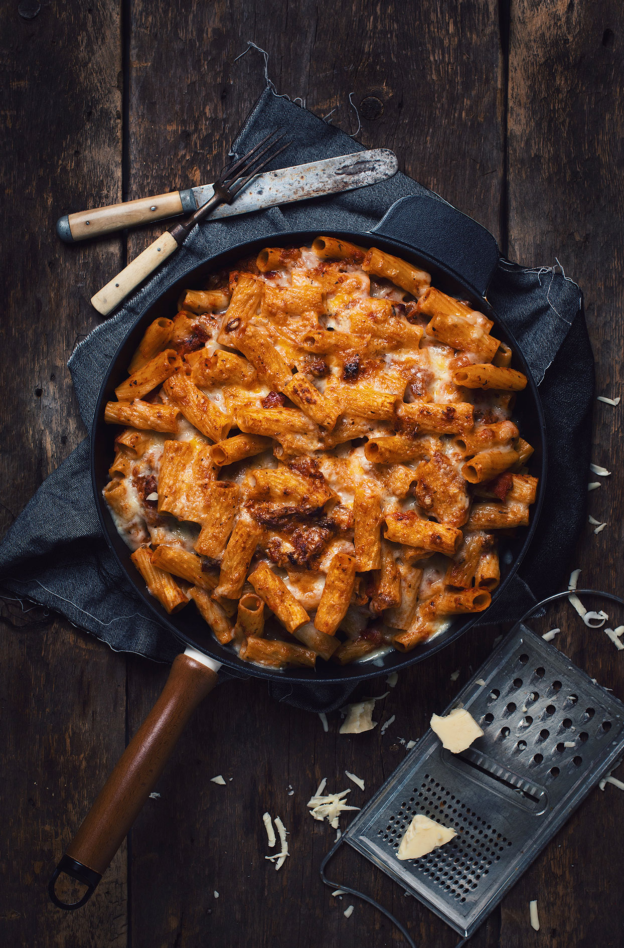 Rigatonis gratinés au canard confit, pancetta grillée et sauce tomate