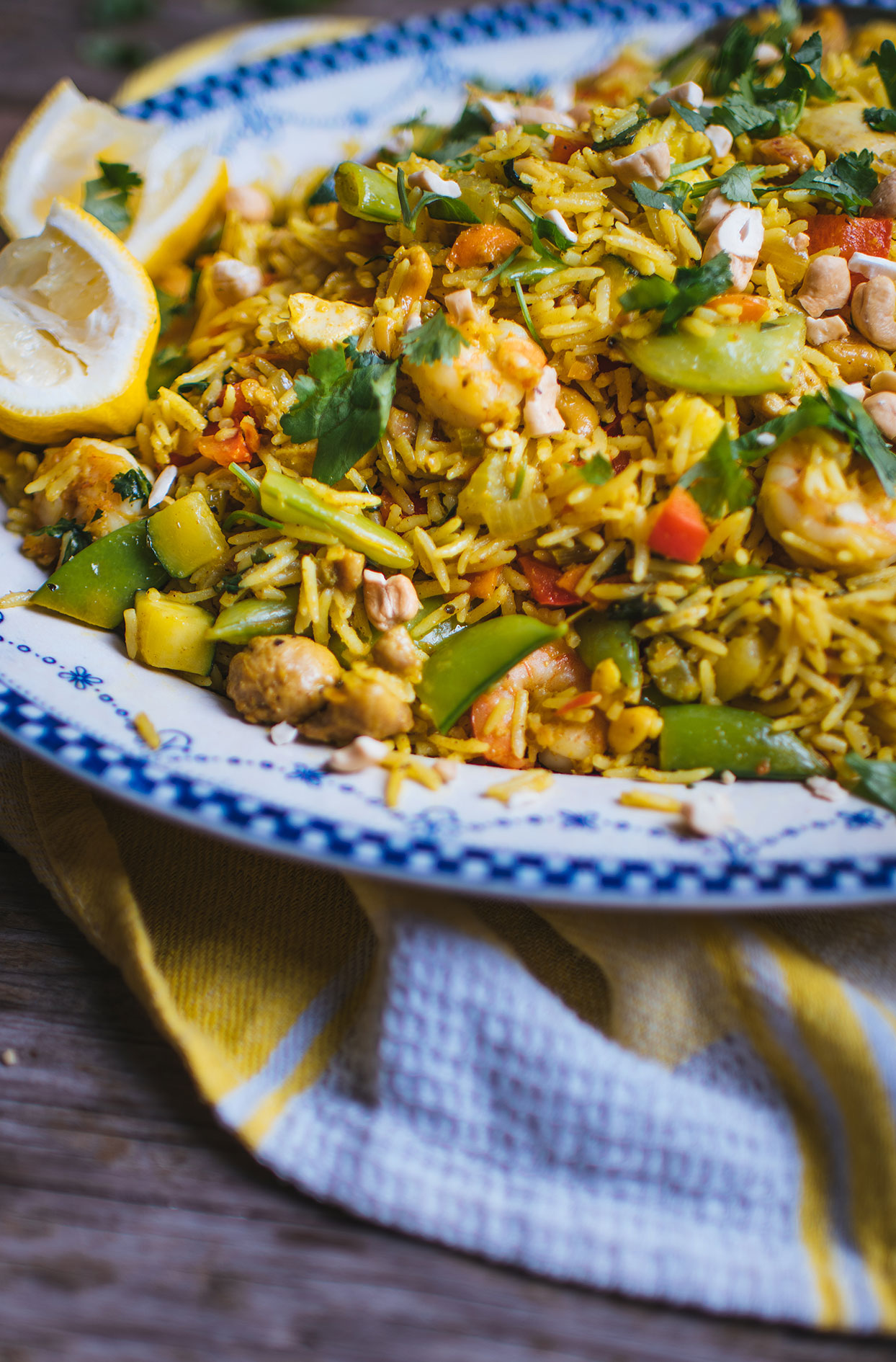Curry rice with chicken, shrimp and vegetables