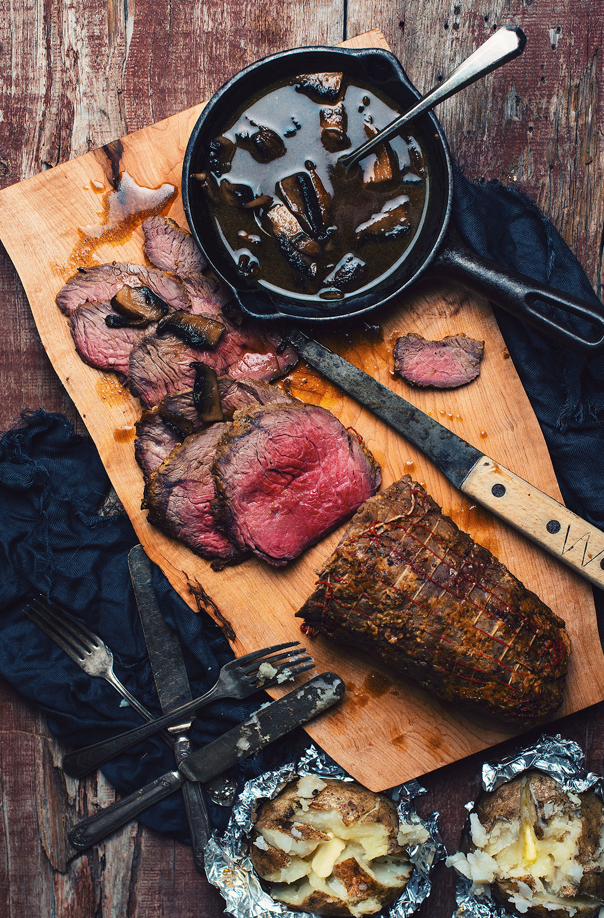 Rôti de bœuf à la bière rousse avec jus aux portobellos