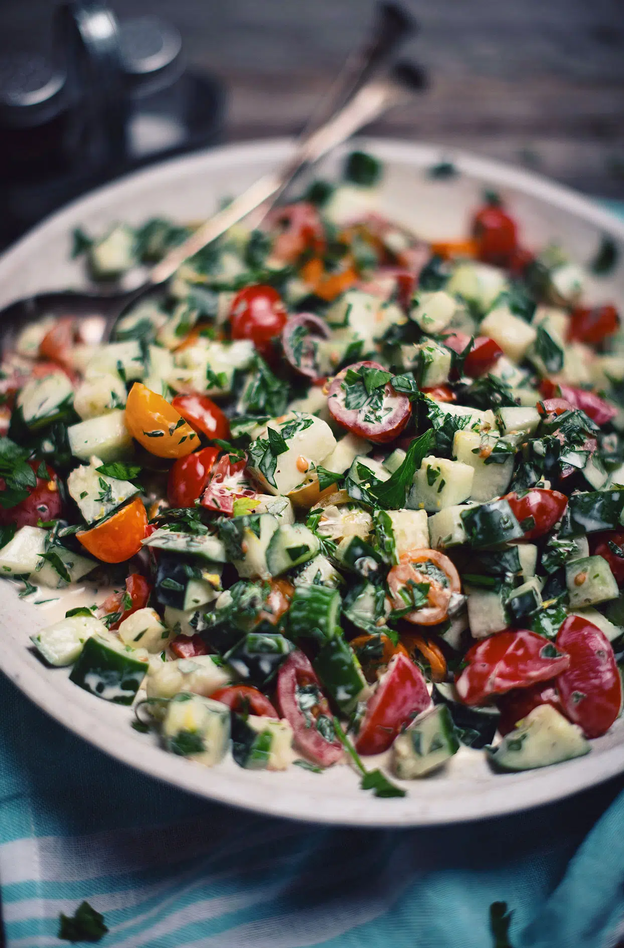 Salade crémeuse de concombre, tomates et fines herbes avec vinaigrette au cidre