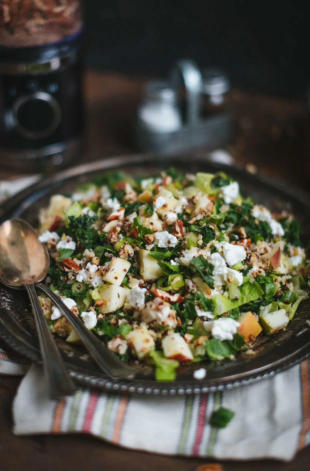 Kale salad with quinoa, apple and goat cheese