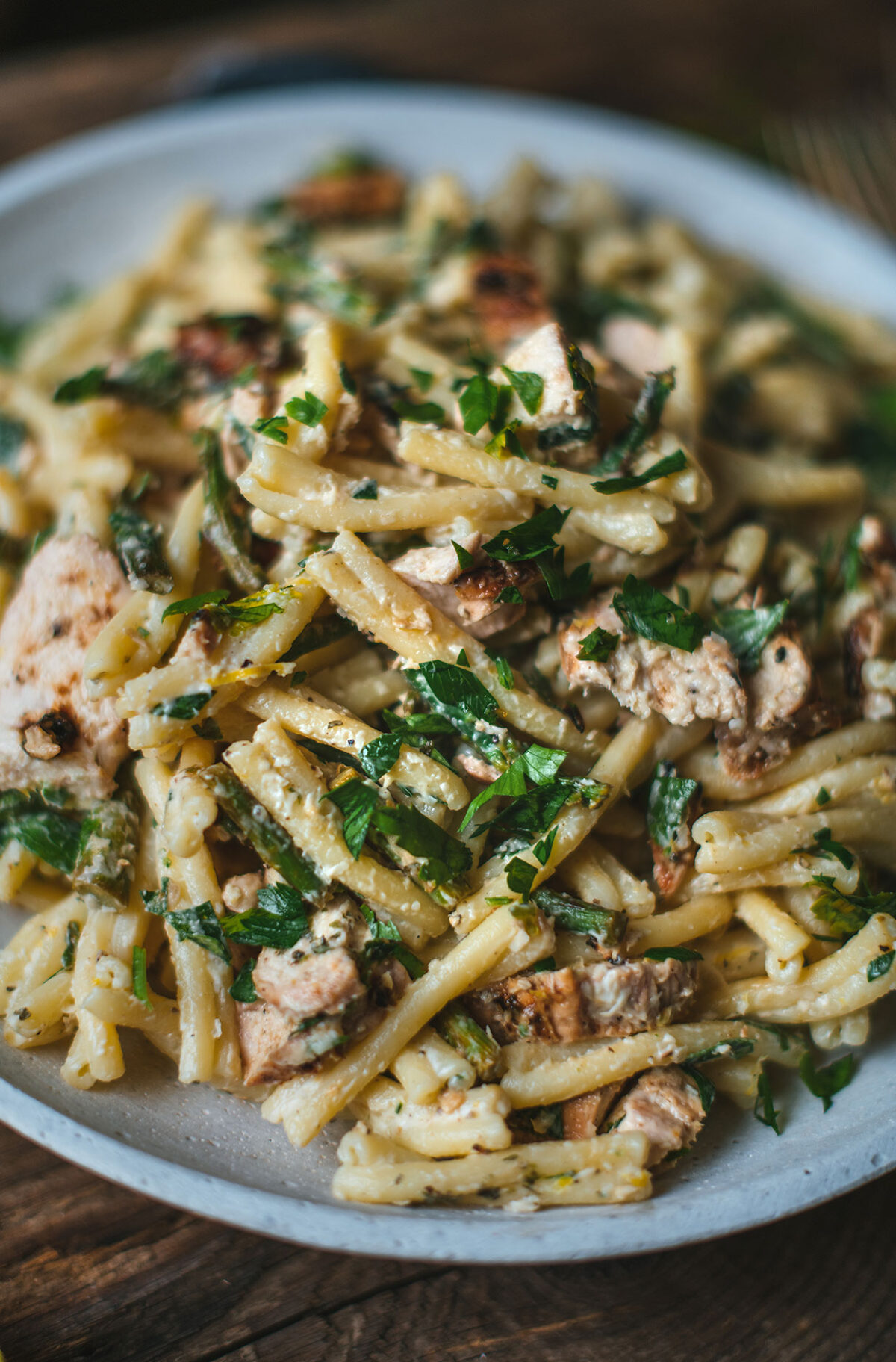 Salade De Pâte Aux Asperges Et Aux Poitrines De Poulet Grillées Au