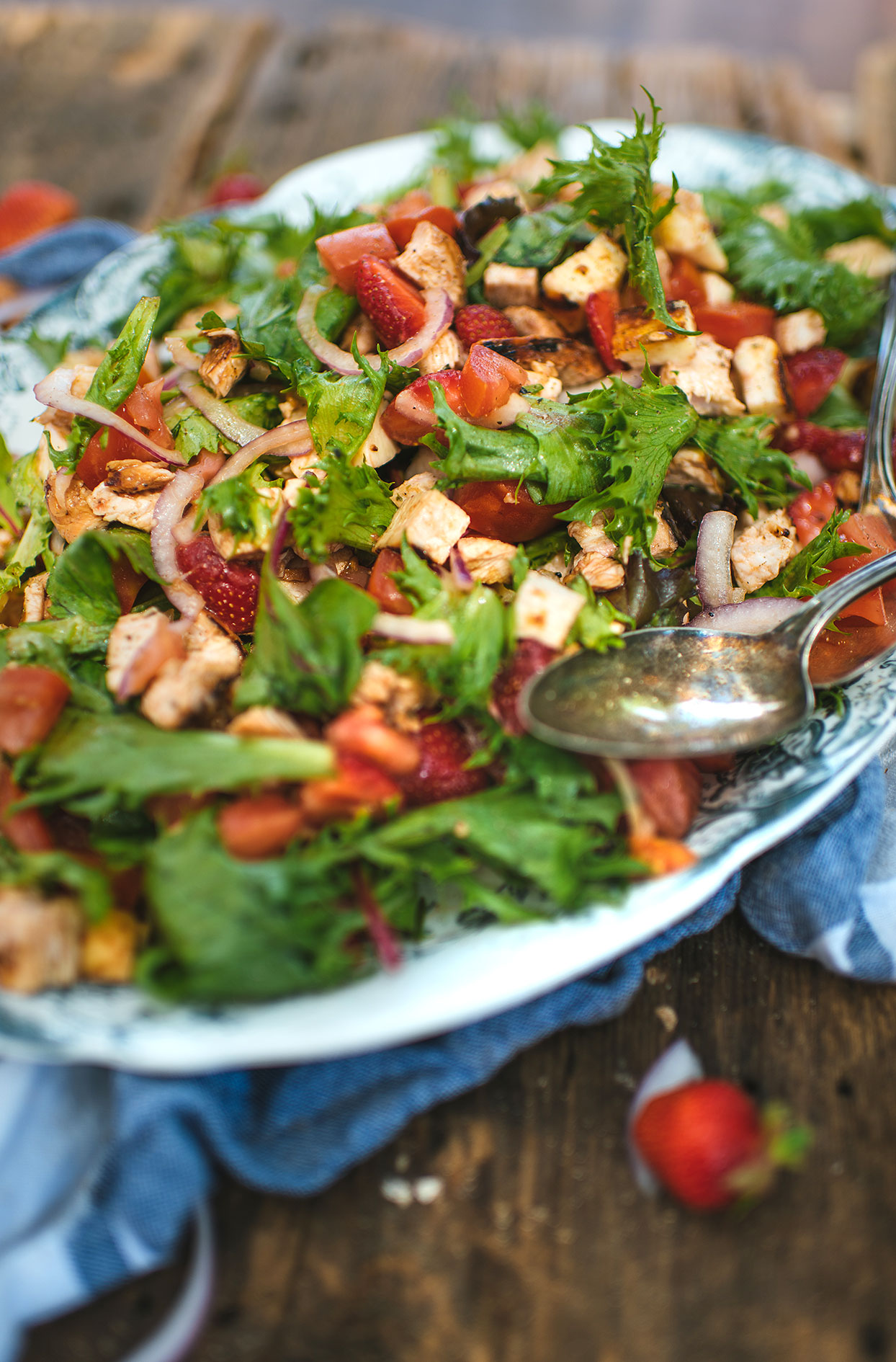 Grilled turkey breast salad with strawberries and haloumi cheese