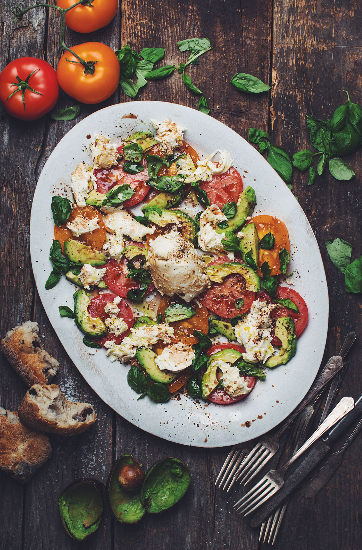 Salade de tomates, avocats, mozzarina et basilic frais