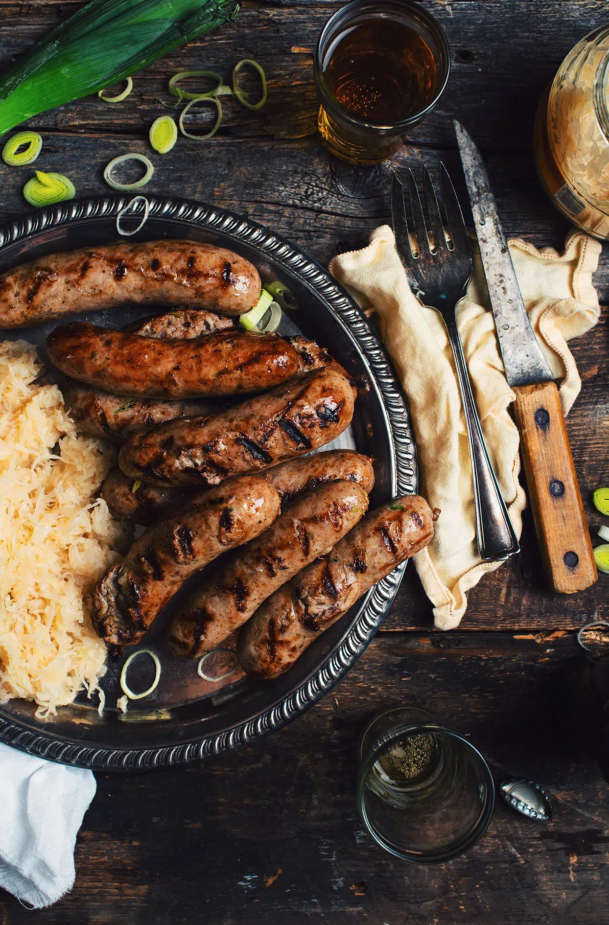 Bratwurst sausages with leeks and beer