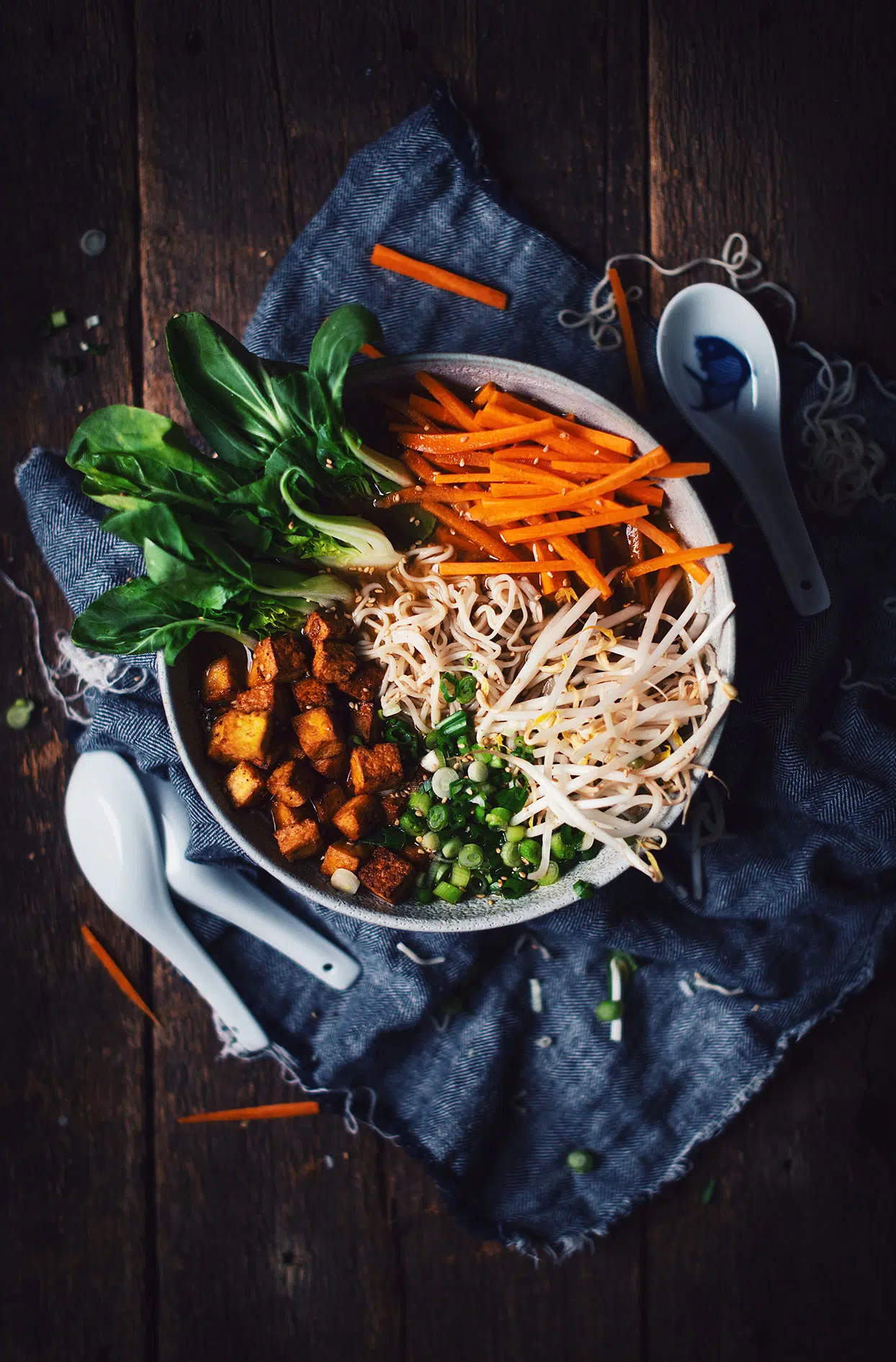 Soupe ramen miso aux champignons, aux légumes et au tofu grillé