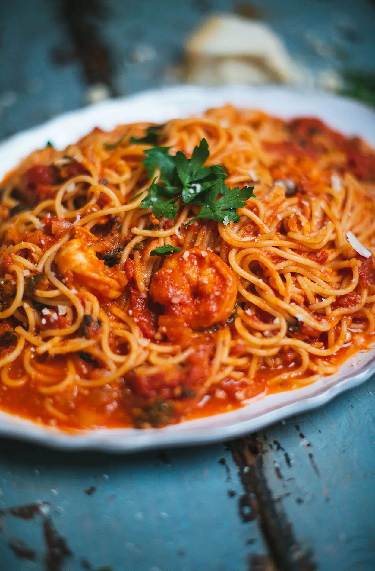 Spicy spaghettinis with tomatoes and shrimps