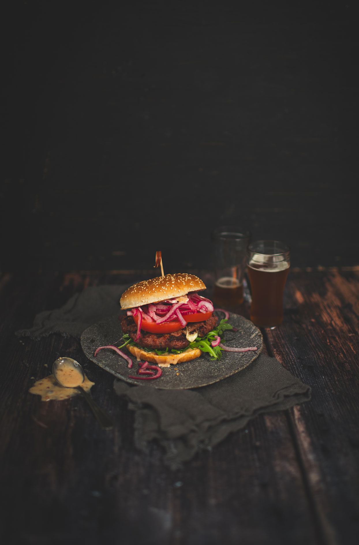 Hamburgers with cheese curds, bacon and blond beer