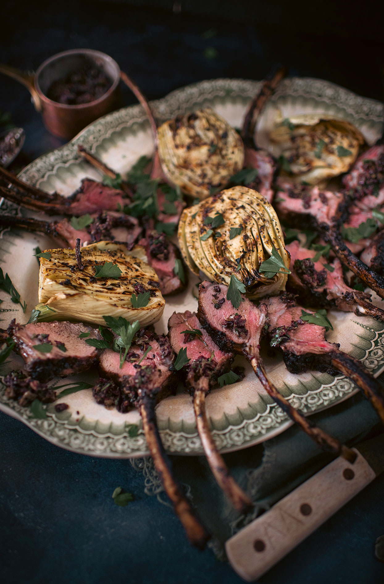 Carré d’agneau grillé avec tapenade aux olives Kalamata et aux fines herbes