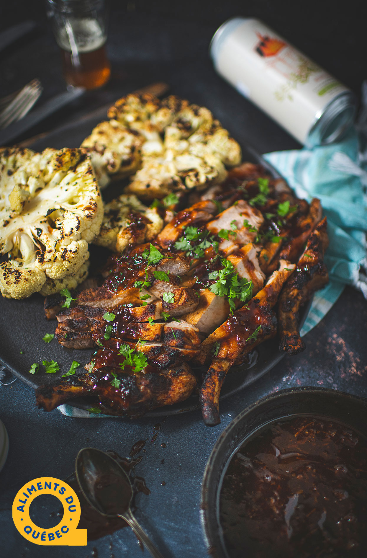 Côtelettes de carré de porc grillées avec saumure à la bière rousse