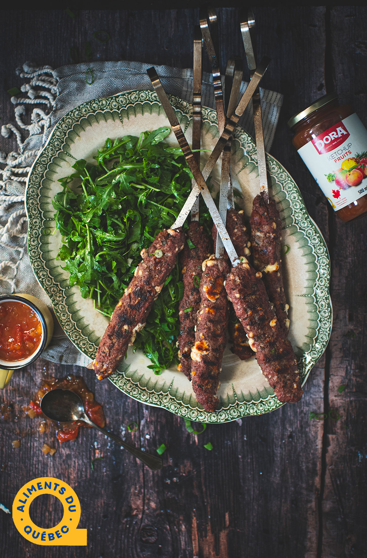 Brochettes de tourtière grillée avec fromage en crottes et ketchup aux fruits