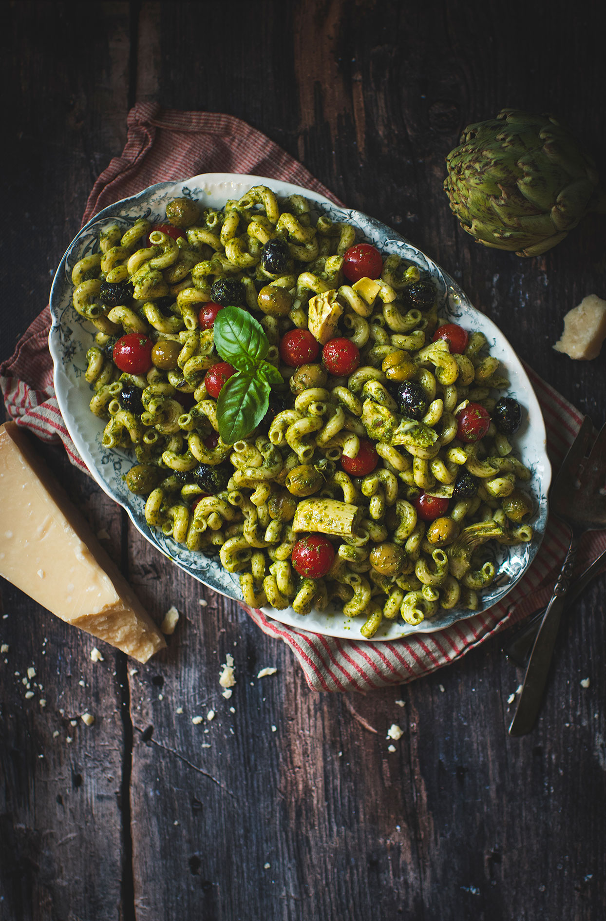 Salade de pâte au pesto avec olives et cœurs d’artichauts