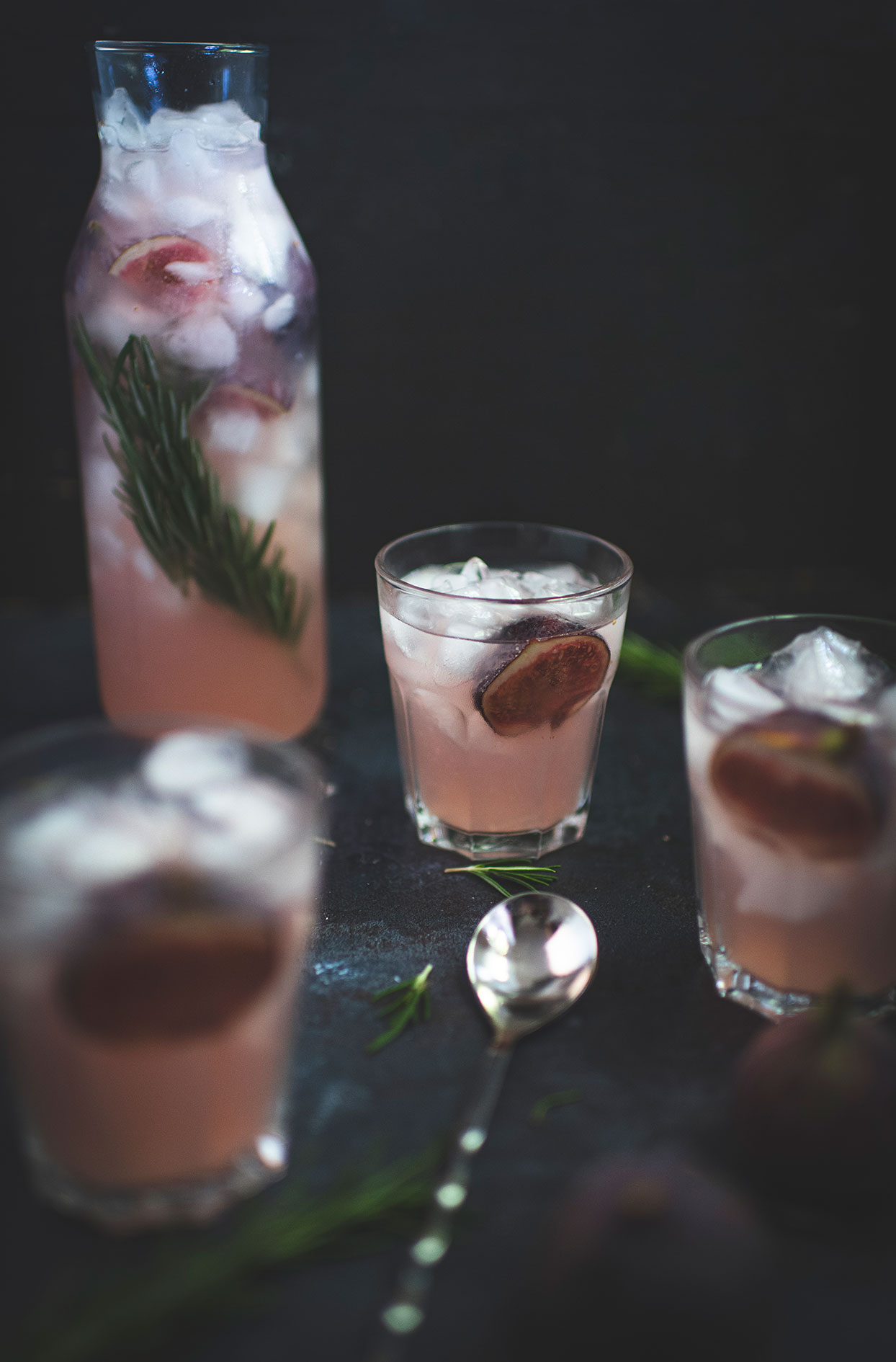 Gin-lemonade with figs and rosemary