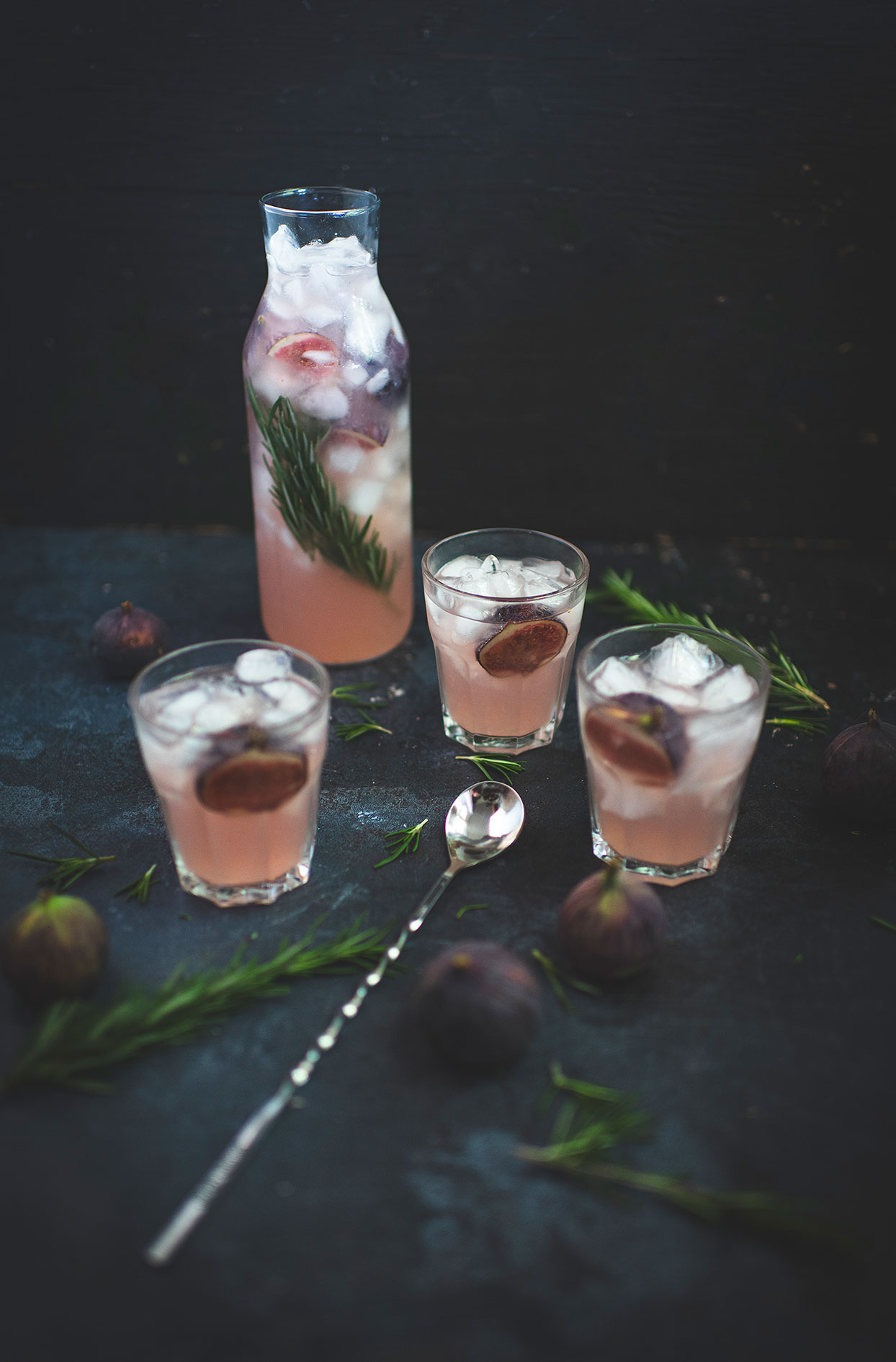 Gin-lemonade with figs and rosemary