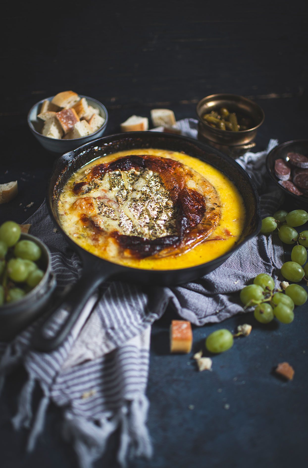 Boîte chaude au fromage L’Angélique-À-Marc à la pomme, au prosciutto et à la bière