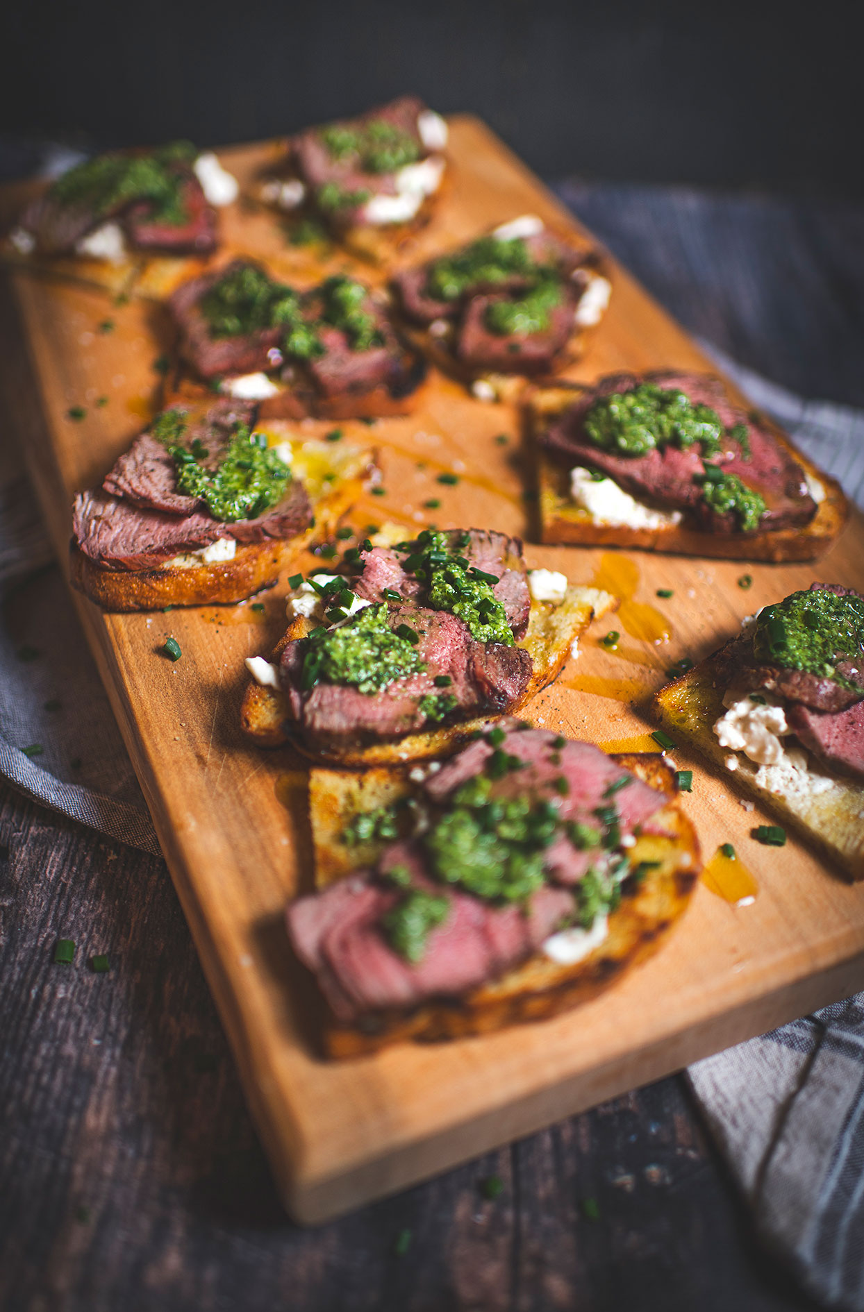 Crostinis à la burrata, filet mignon et pesto à la menthe