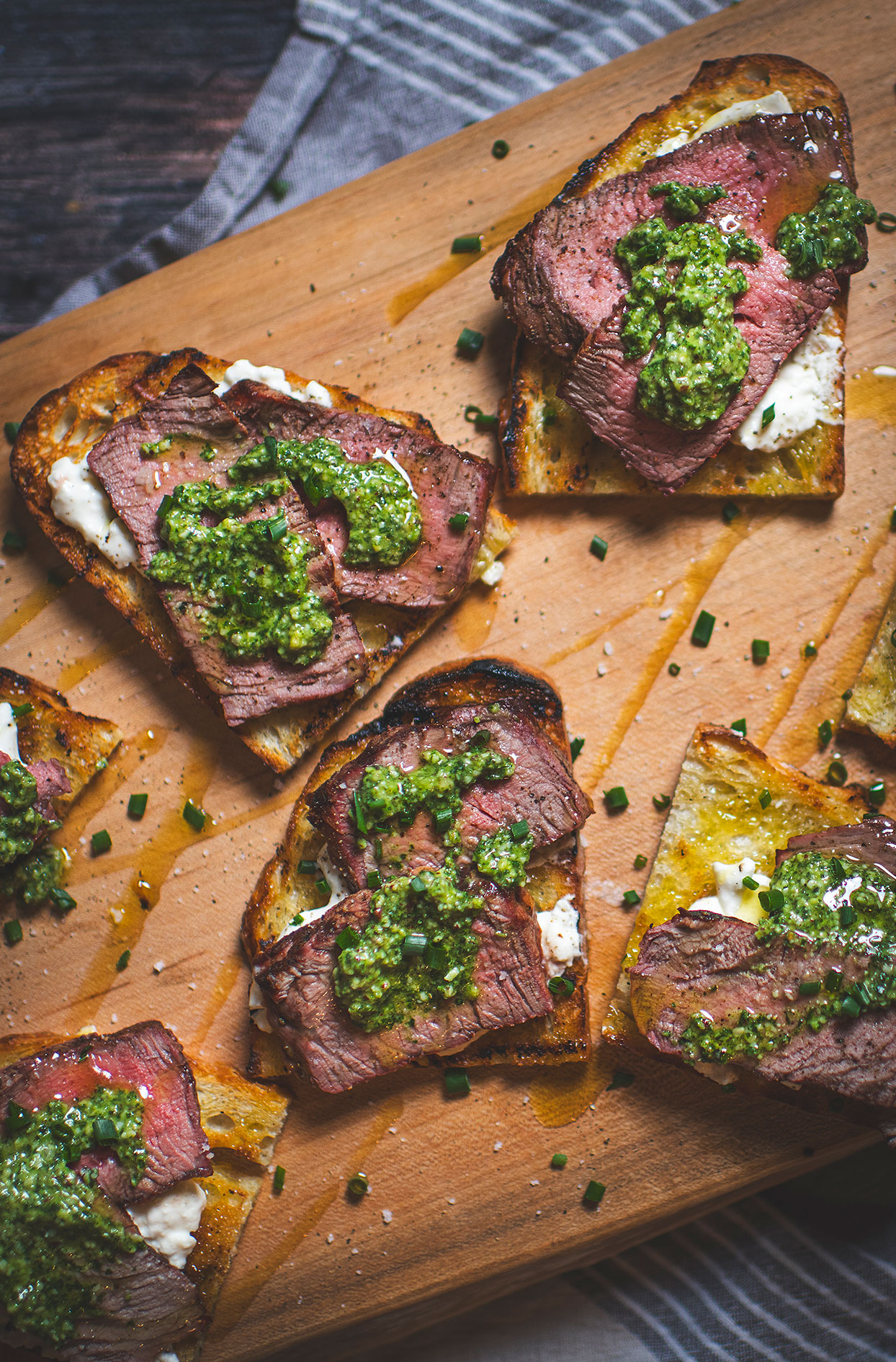 Crostinis à la burrata, filet mignon et pesto à la menthe