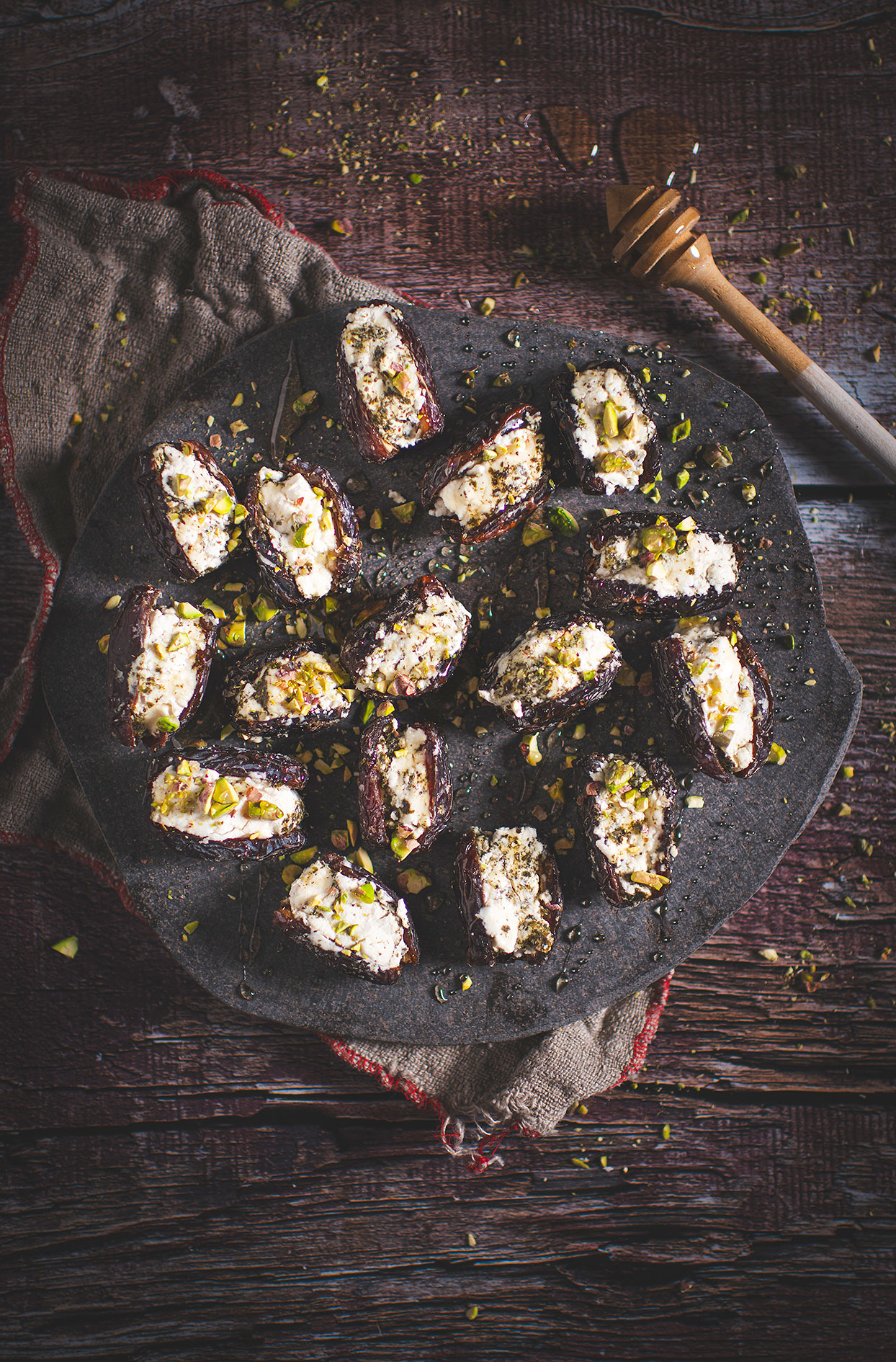 Dattes farcies au fromage de chèvre et à la pistache