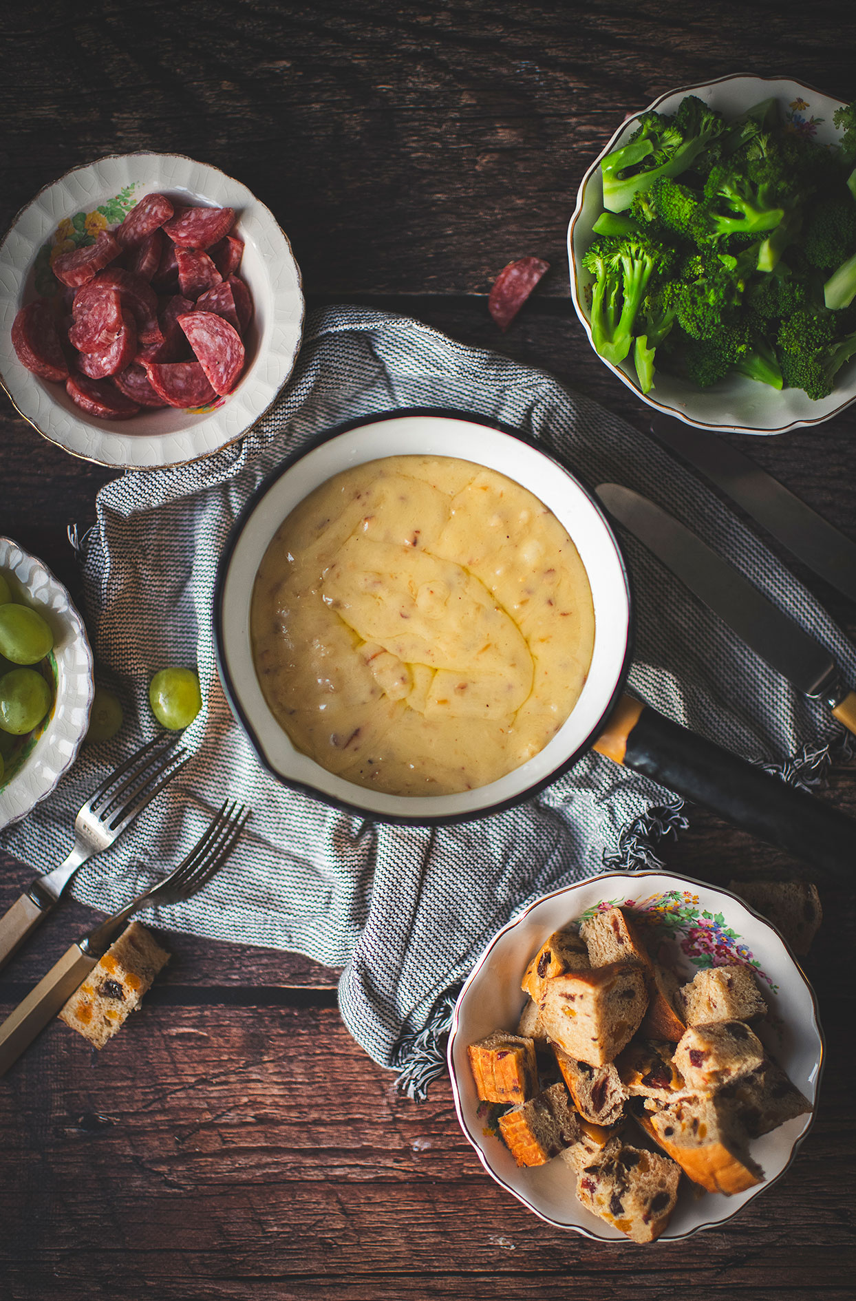 Fondue au fromage fumé avec oignons caramélisés à la bière